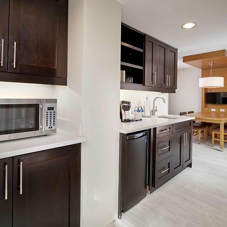Отель Doubletree By Hilton Edmonton Downtown Экстерьер фото