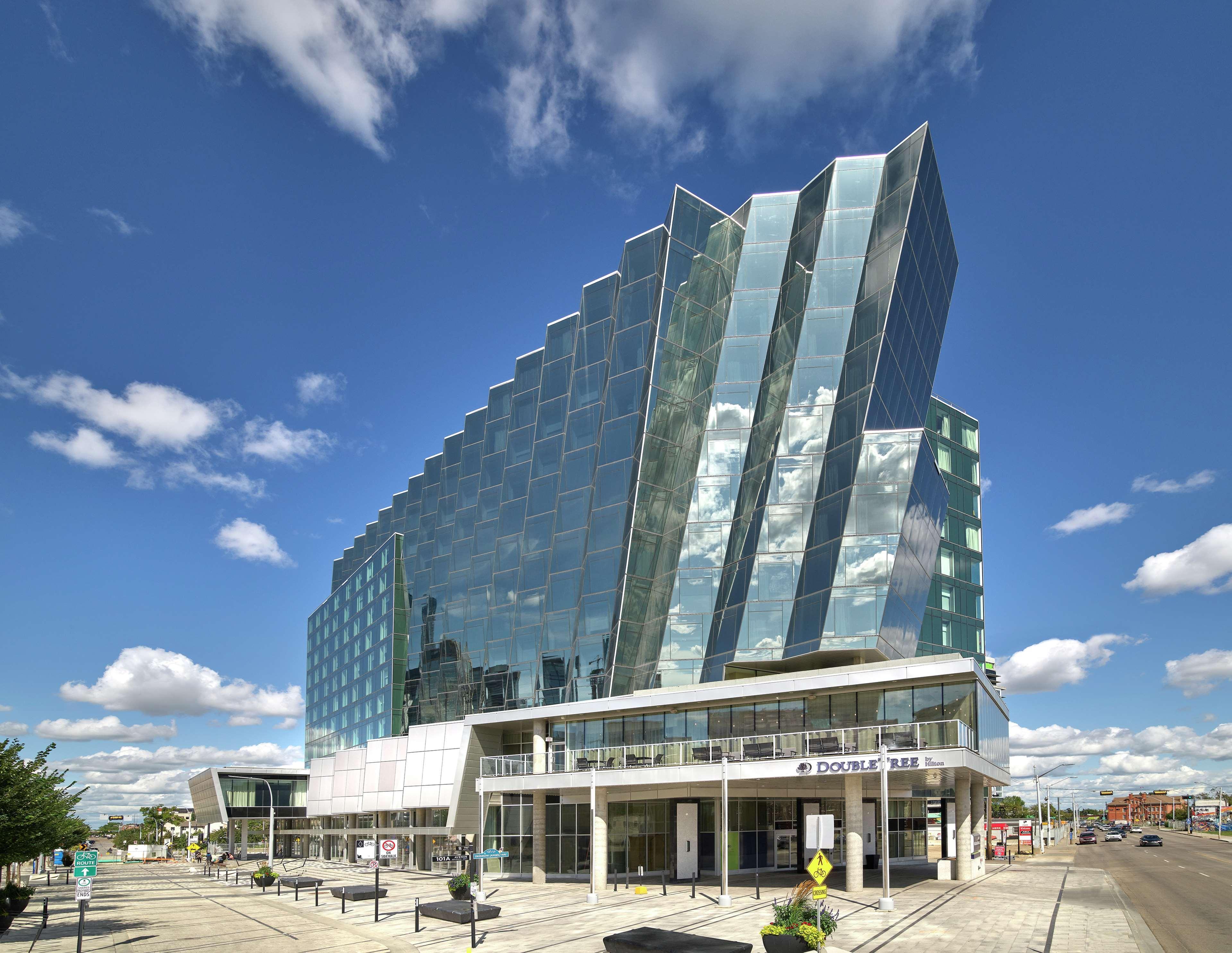 Отель Doubletree By Hilton Edmonton Downtown Экстерьер фото