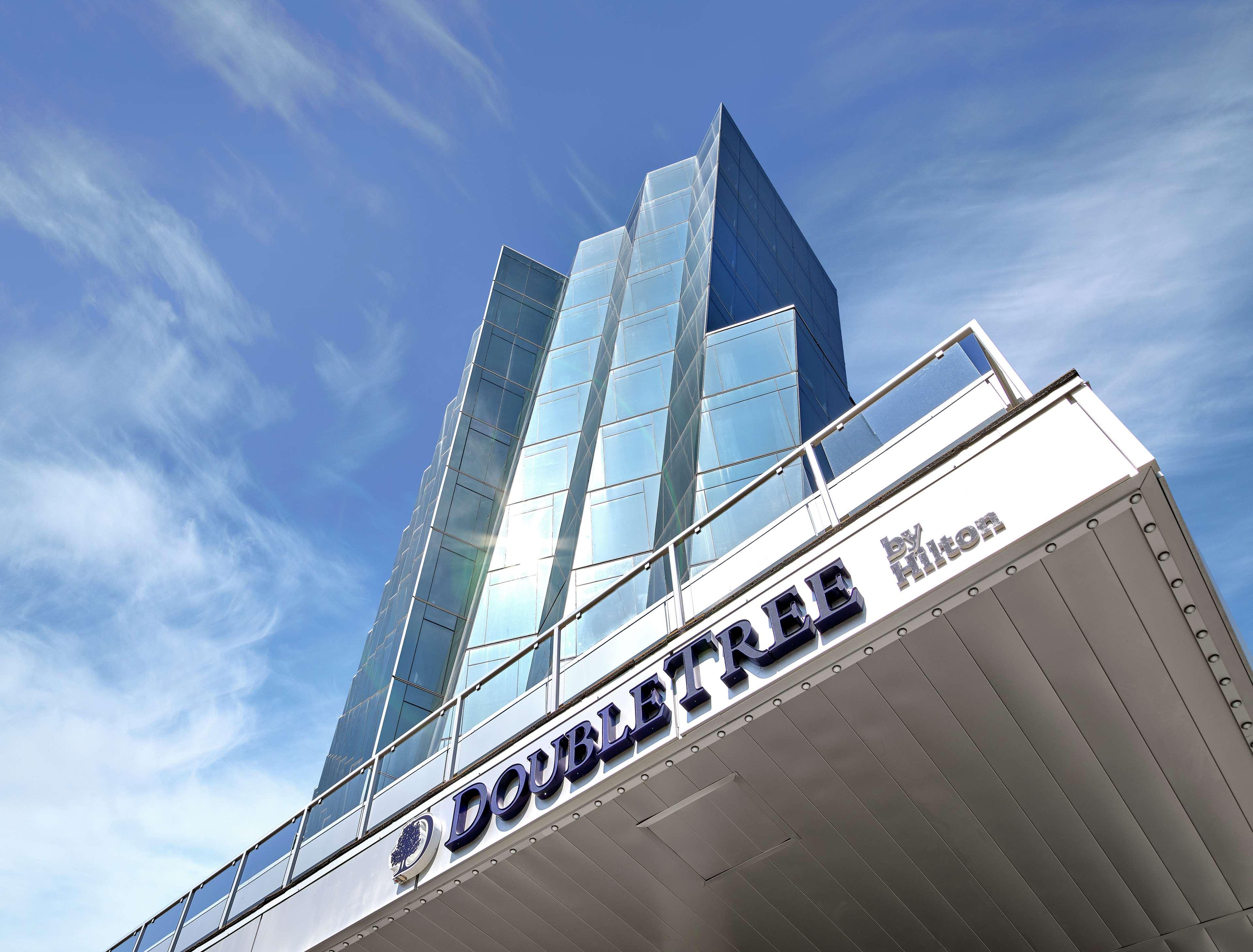 Отель Doubletree By Hilton Edmonton Downtown Экстерьер фото