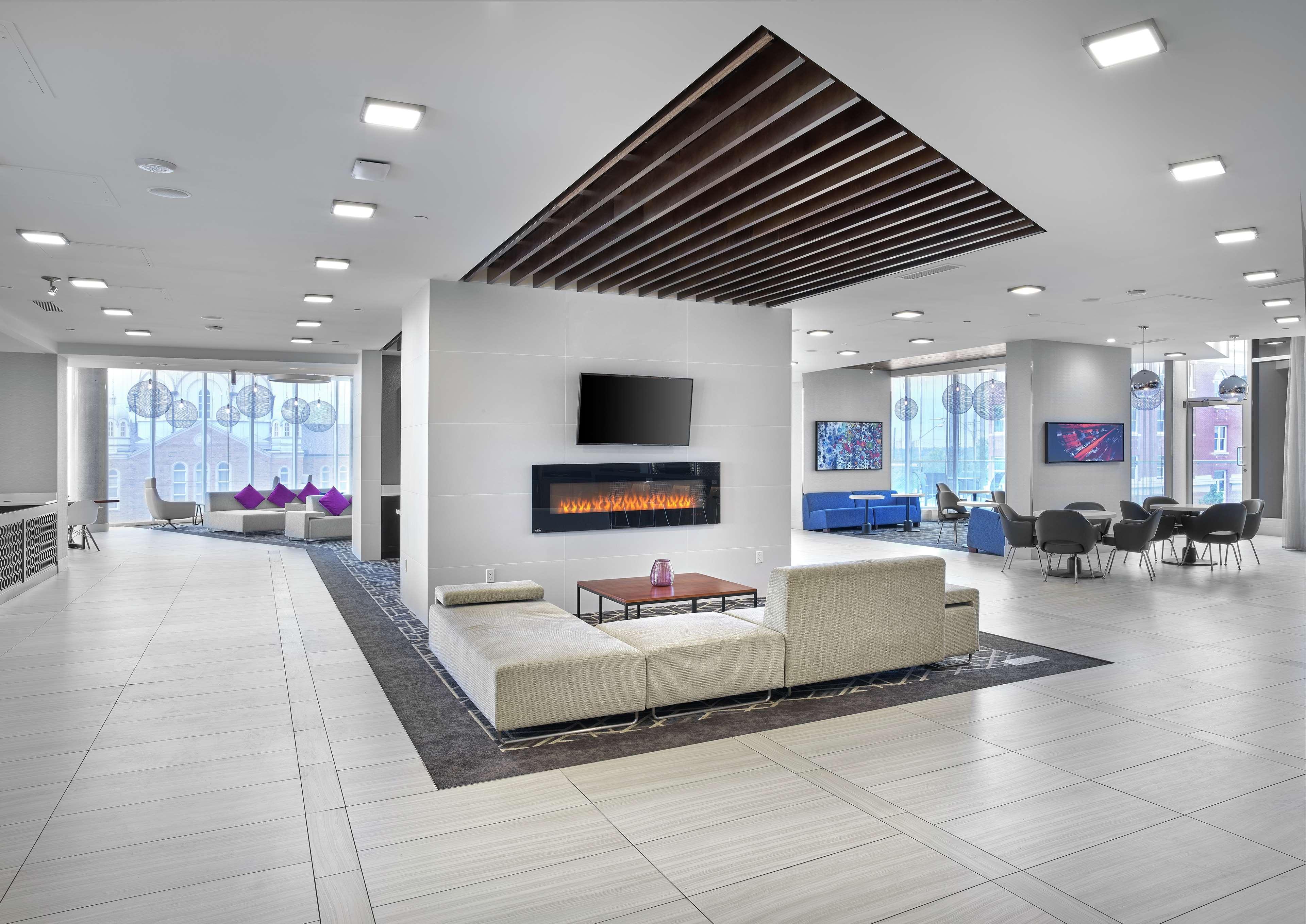 Отель Doubletree By Hilton Edmonton Downtown Экстерьер фото
