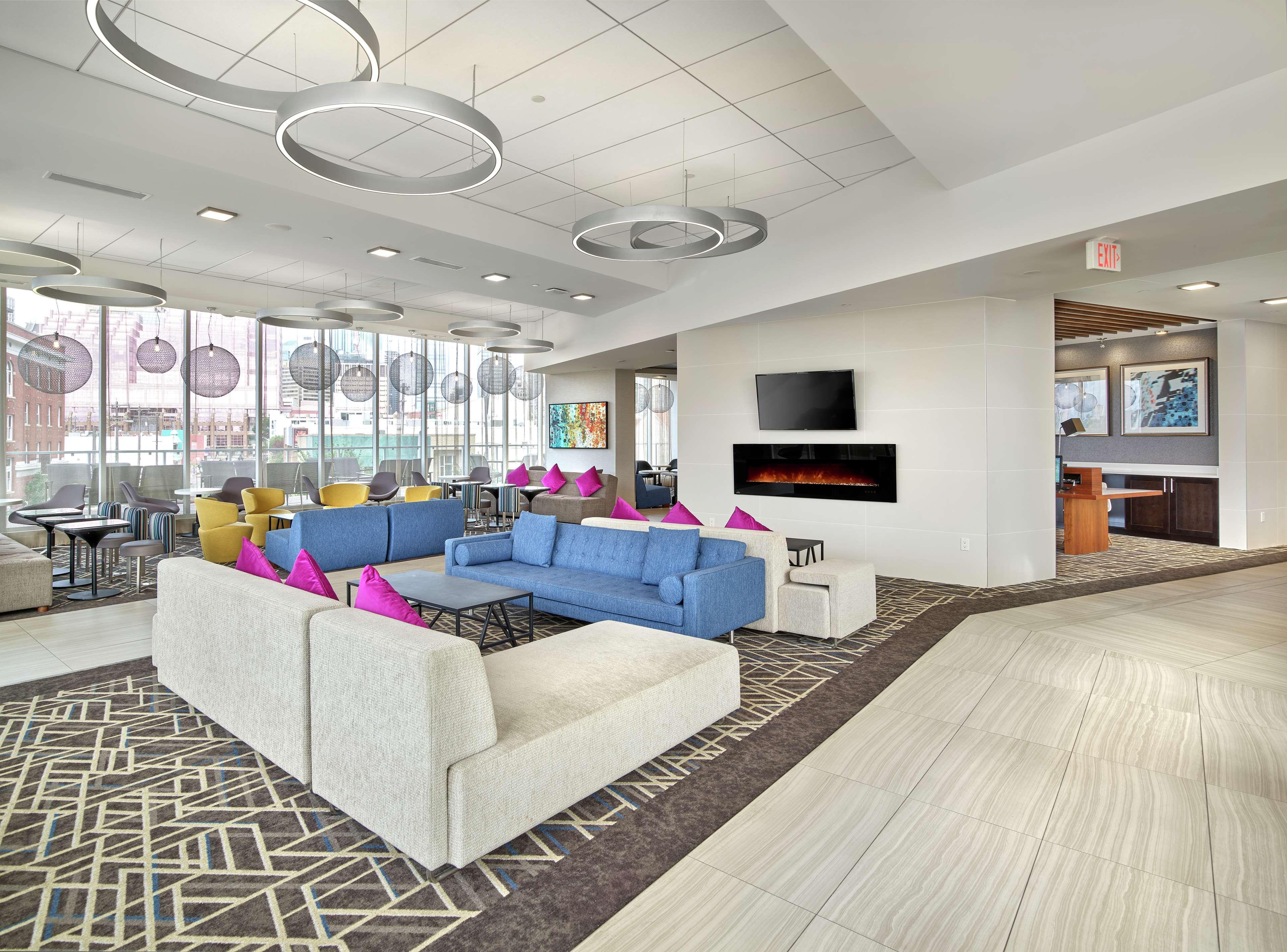 Отель Doubletree By Hilton Edmonton Downtown Экстерьер фото