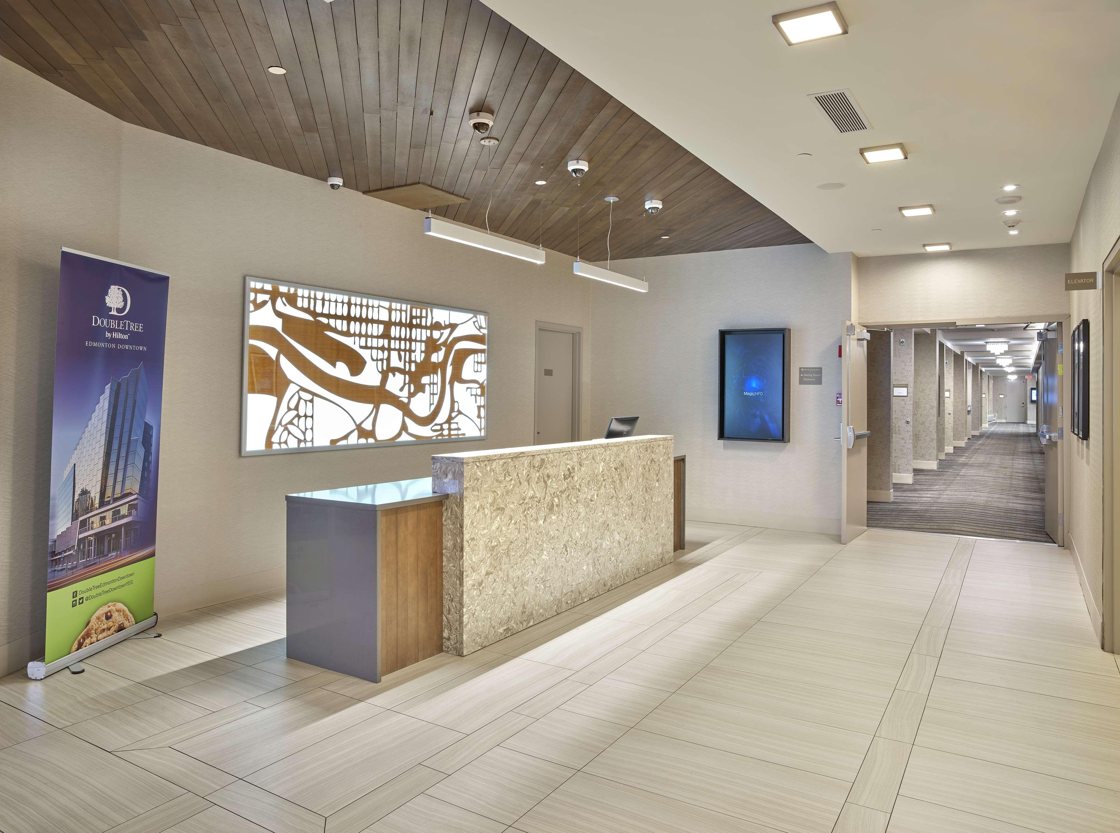 Отель Doubletree By Hilton Edmonton Downtown Экстерьер фото