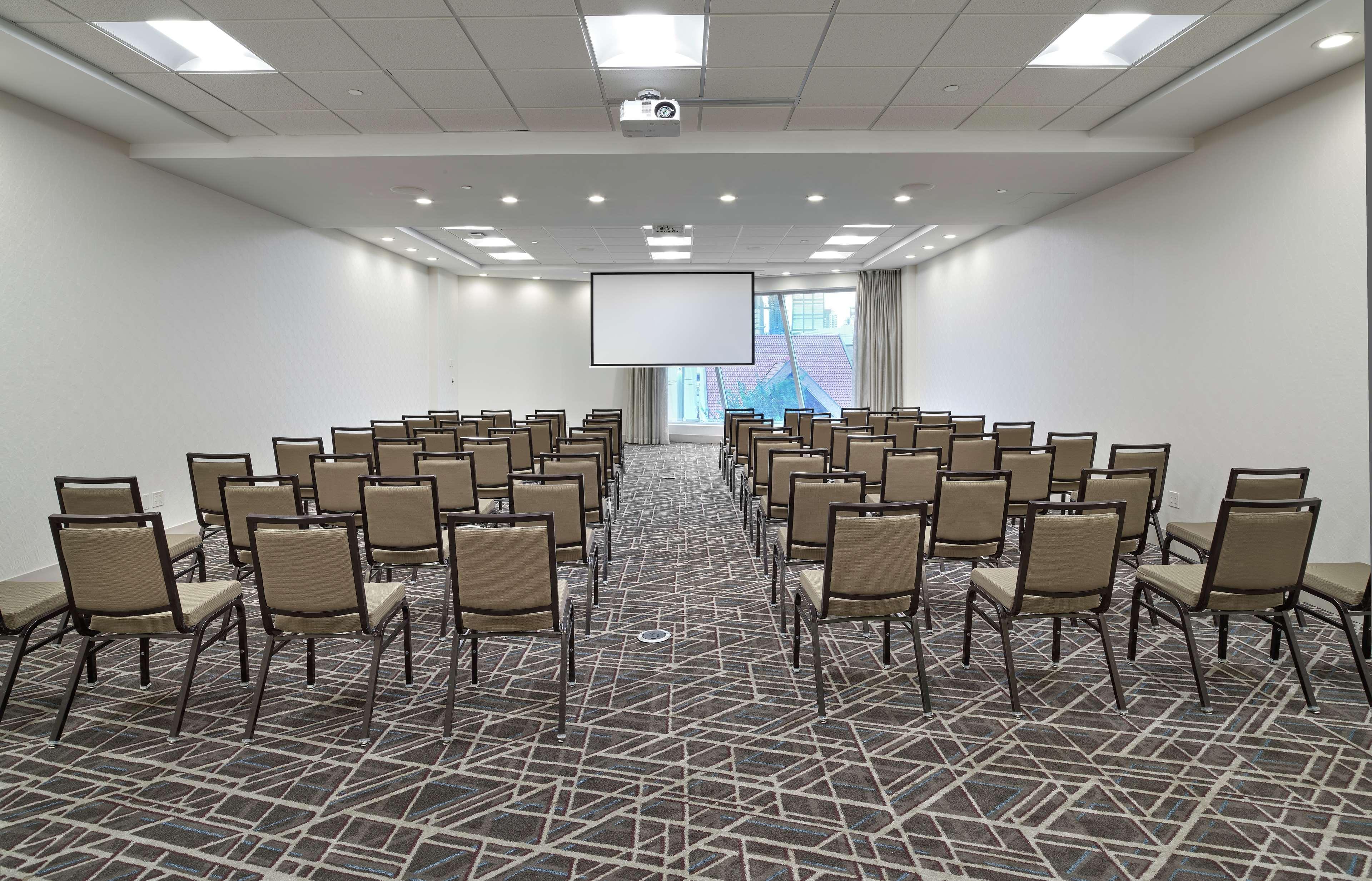 Отель Doubletree By Hilton Edmonton Downtown Экстерьер фото