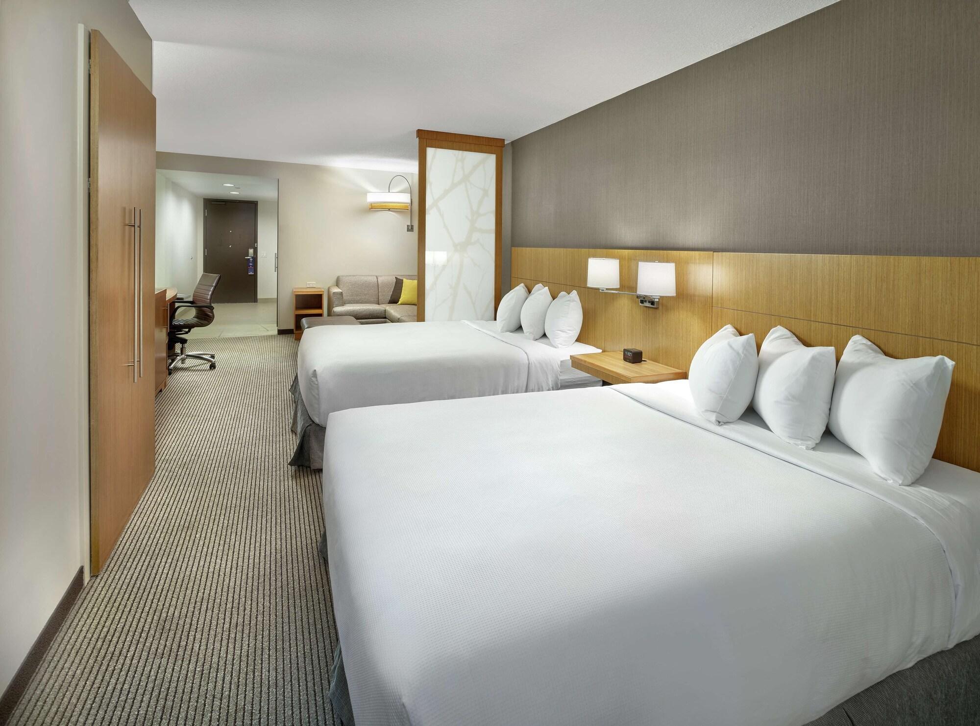 Отель Doubletree By Hilton Edmonton Downtown Экстерьер фото