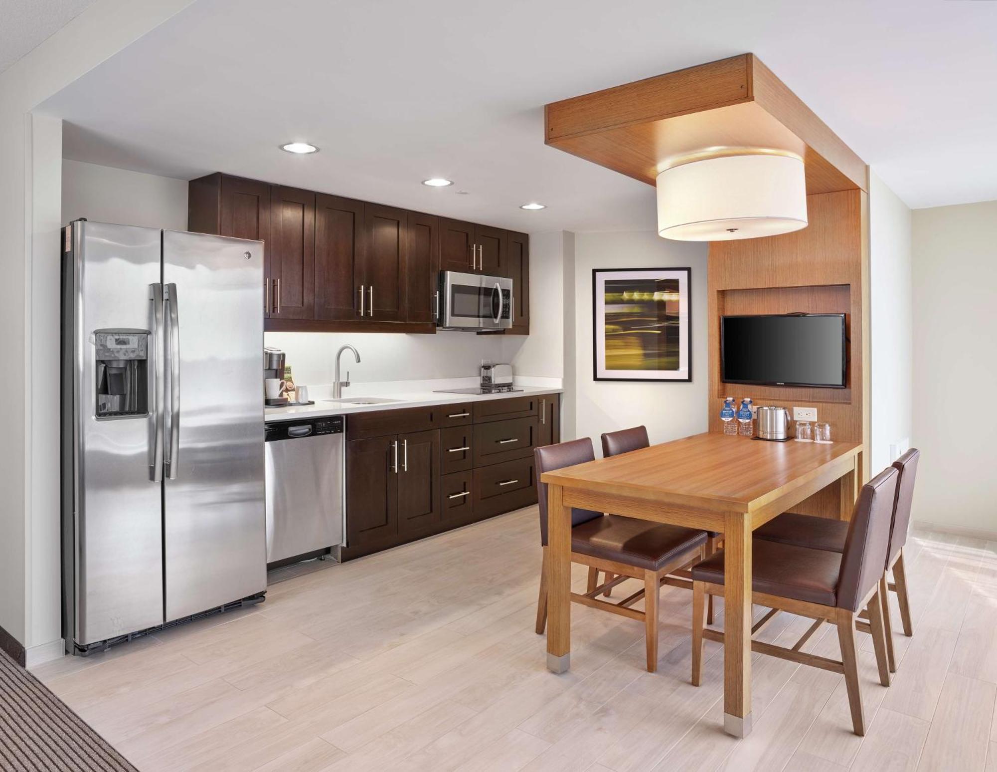 Отель Doubletree By Hilton Edmonton Downtown Экстерьер фото