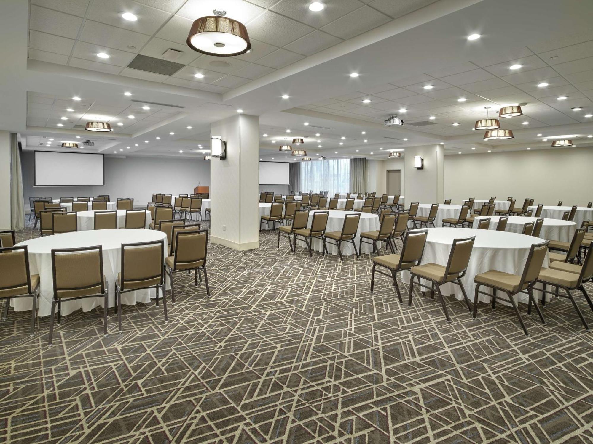 Отель Doubletree By Hilton Edmonton Downtown Экстерьер фото