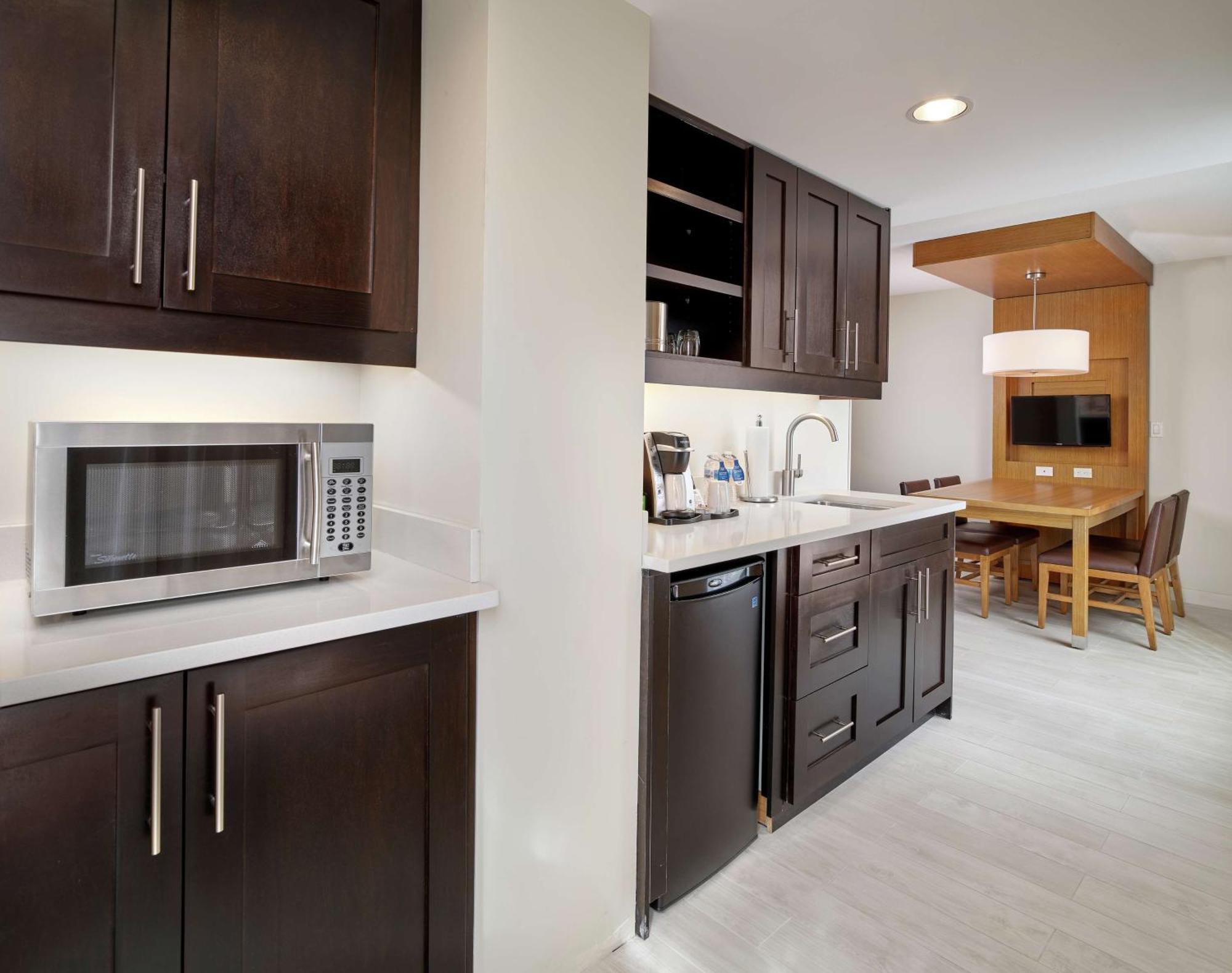 Отель Doubletree By Hilton Edmonton Downtown Экстерьер фото