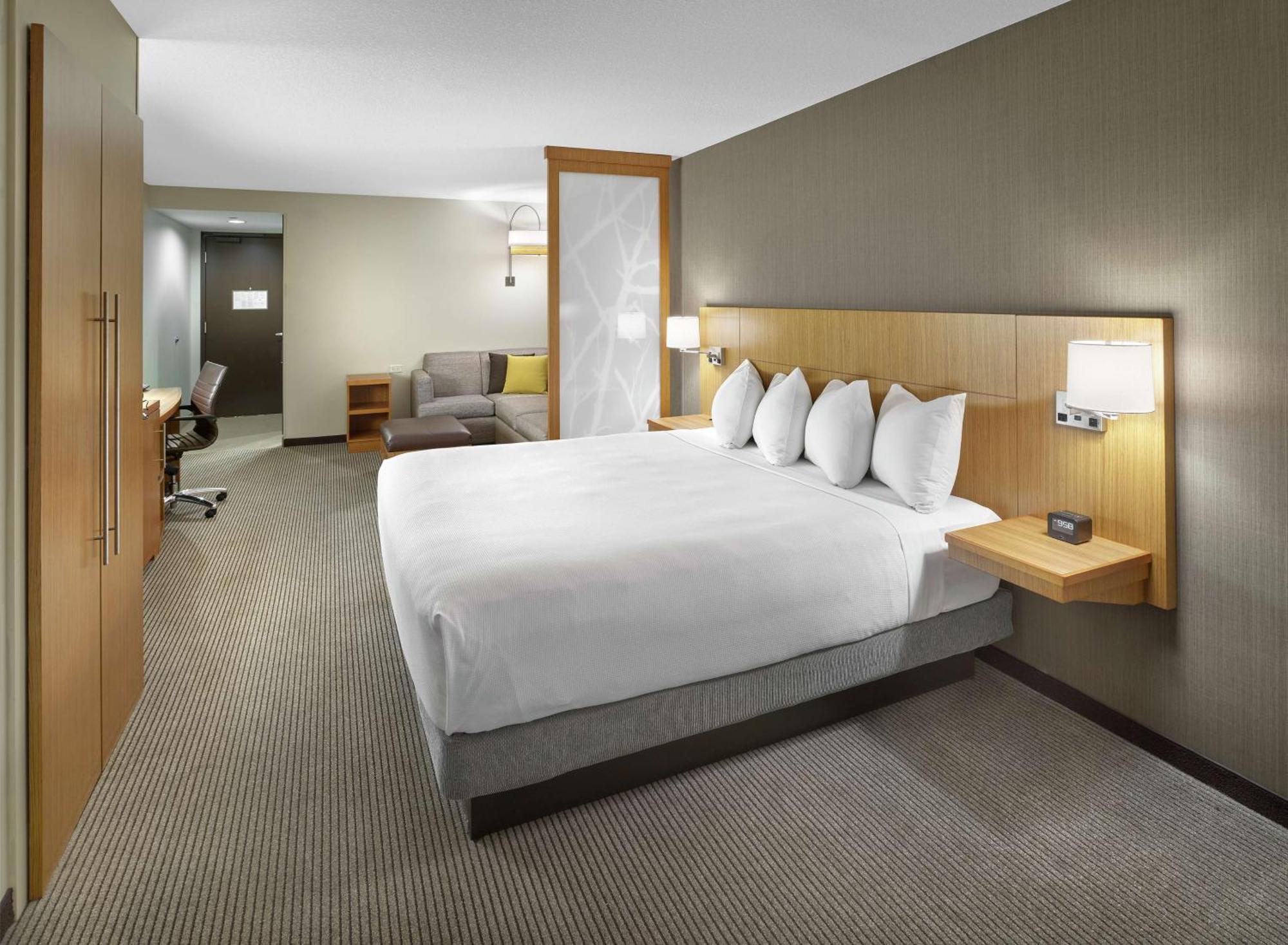 Отель Doubletree By Hilton Edmonton Downtown Экстерьер фото