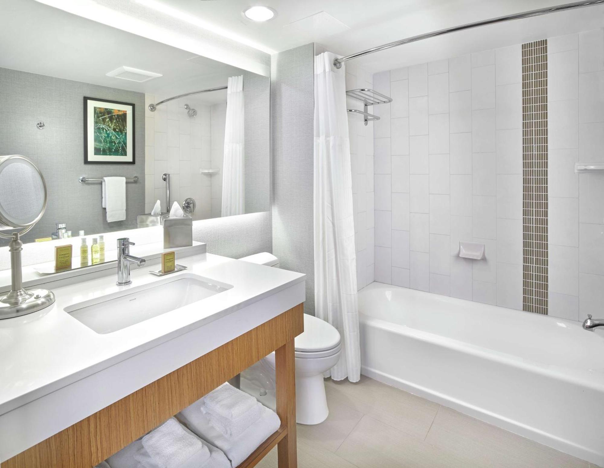 Отель Doubletree By Hilton Edmonton Downtown Экстерьер фото