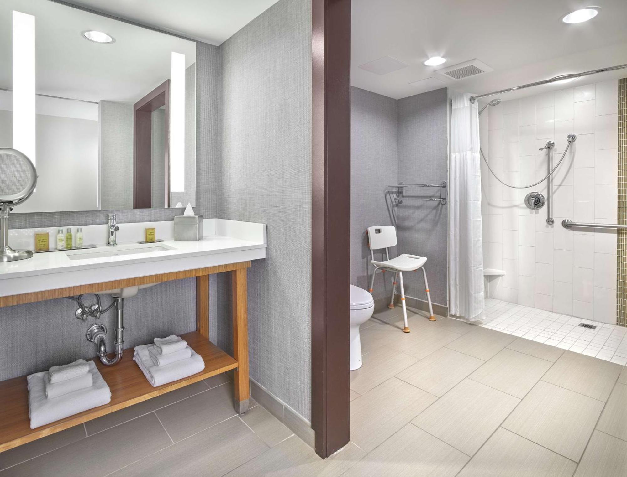 Отель Doubletree By Hilton Edmonton Downtown Экстерьер фото