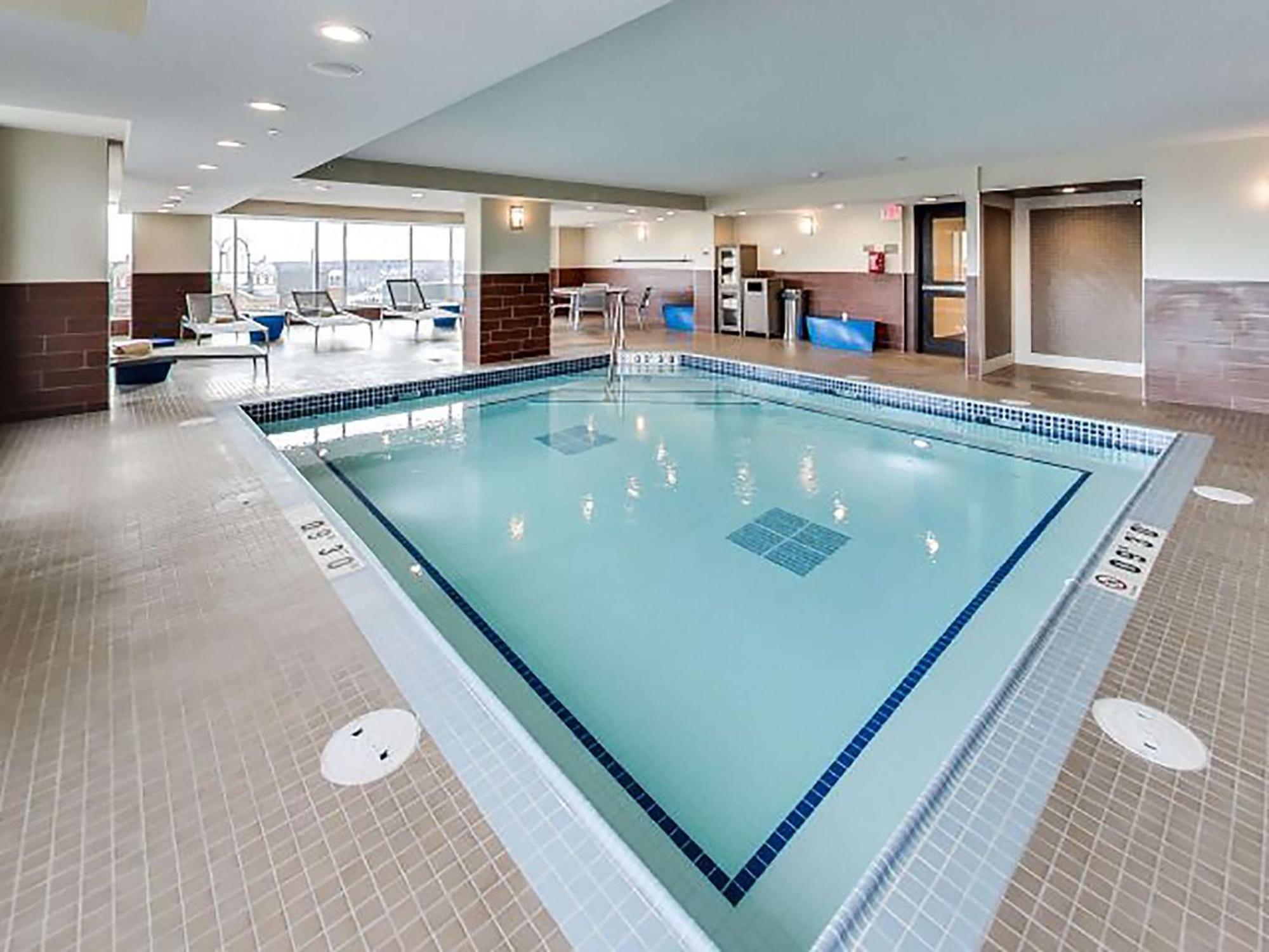 Отель Doubletree By Hilton Edmonton Downtown Экстерьер фото
