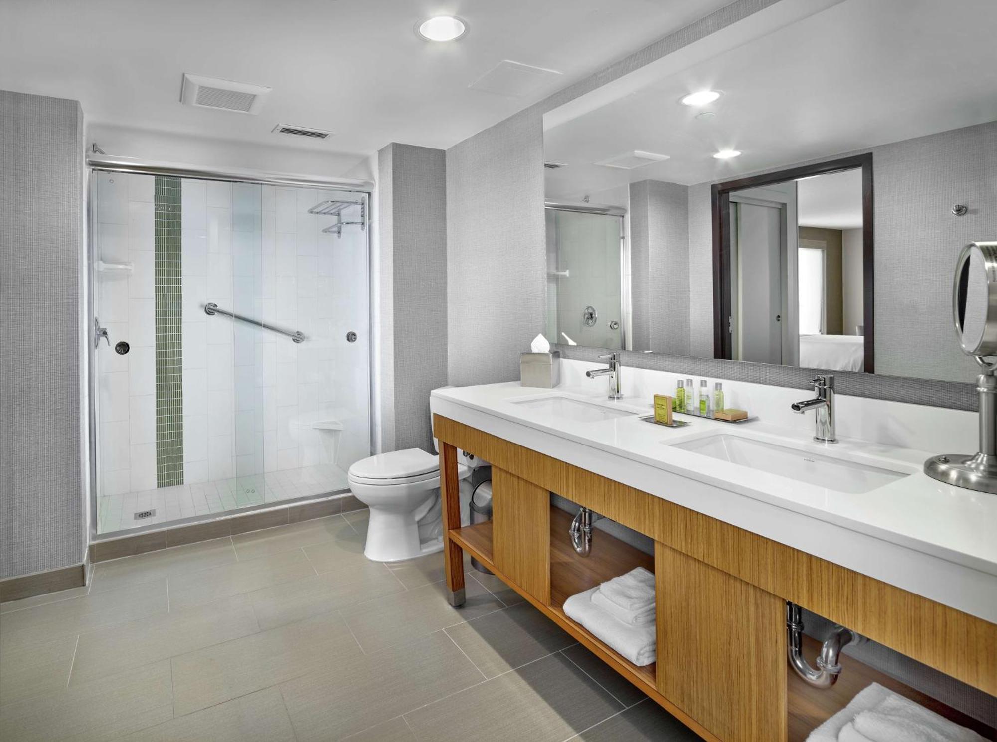 Отель Doubletree By Hilton Edmonton Downtown Экстерьер фото