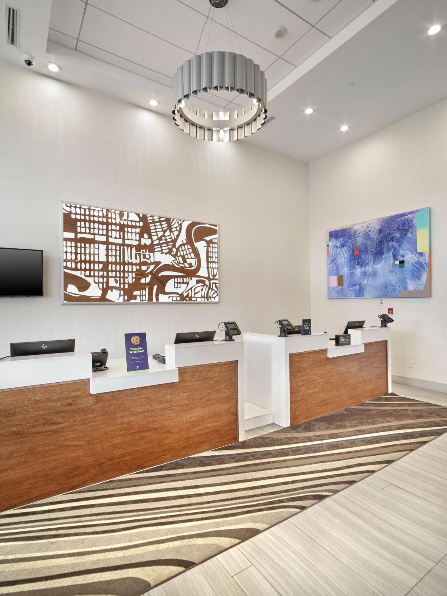 Отель Doubletree By Hilton Edmonton Downtown Экстерьер фото