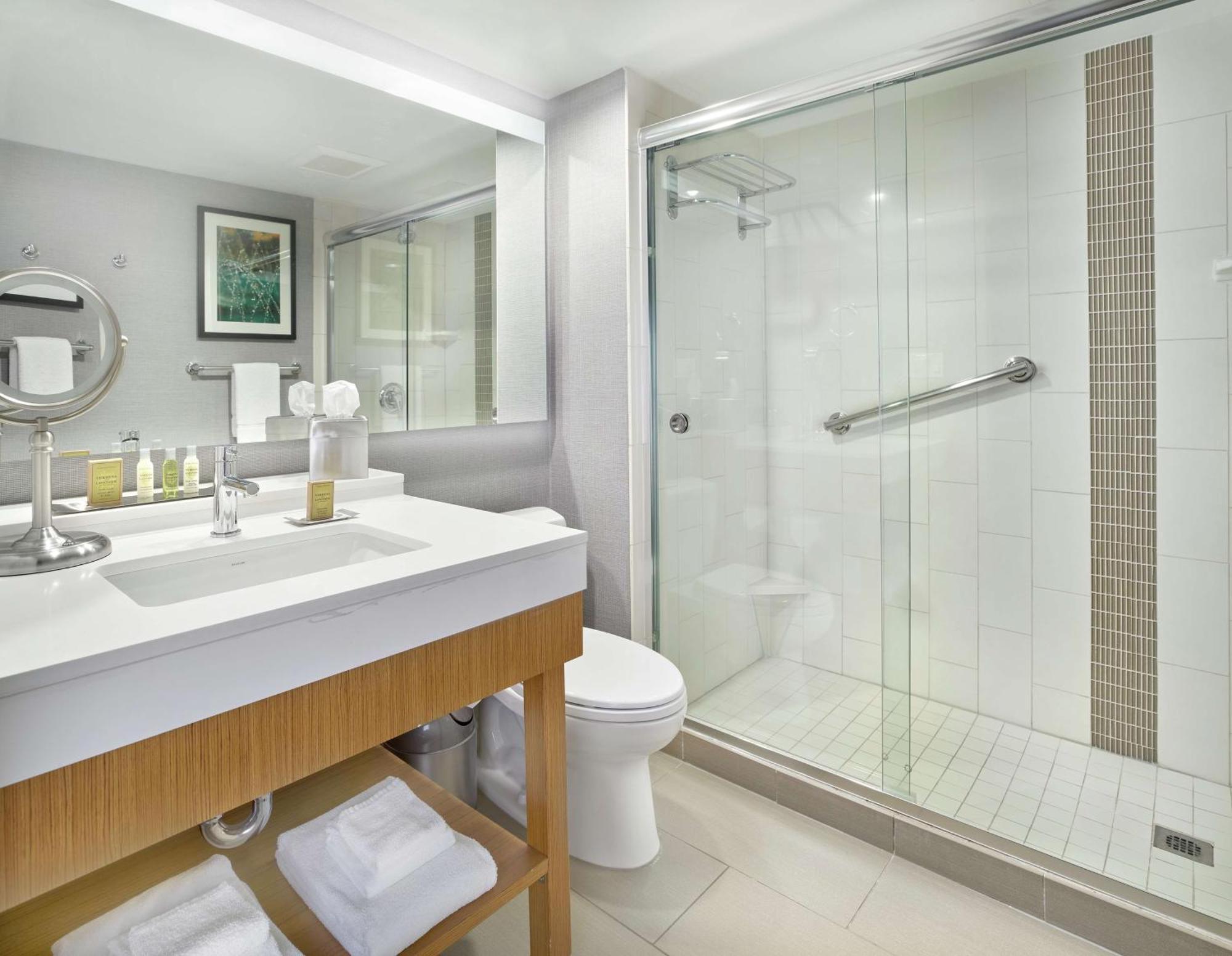 Отель Doubletree By Hilton Edmonton Downtown Экстерьер фото
