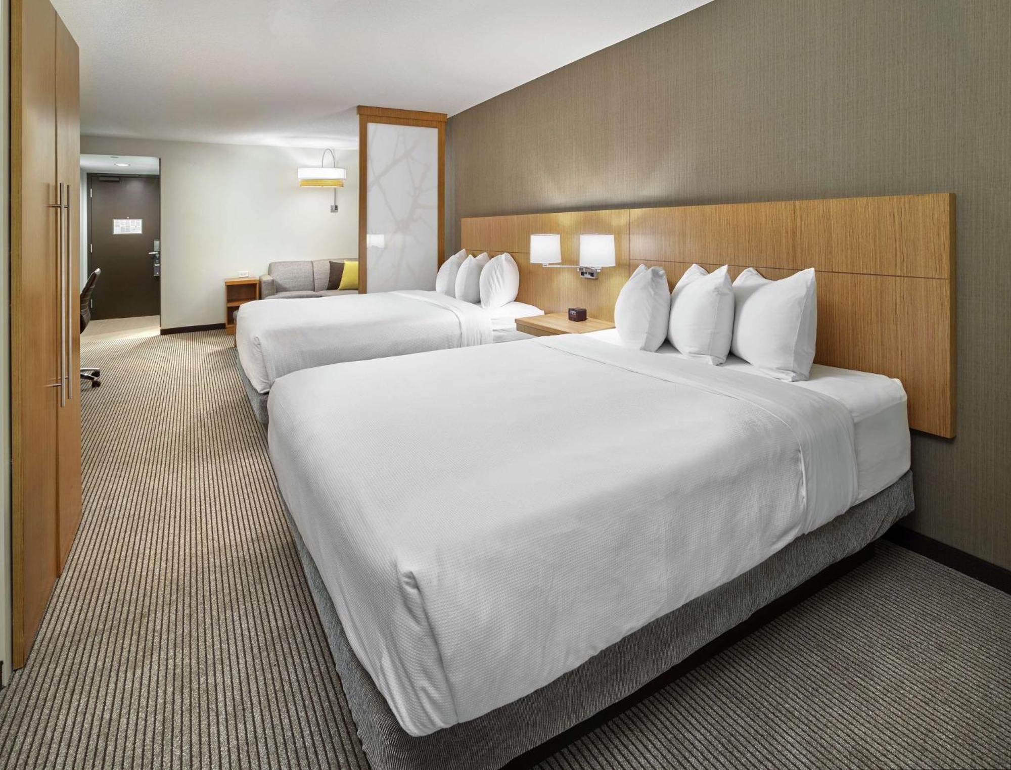 Отель Doubletree By Hilton Edmonton Downtown Экстерьер фото