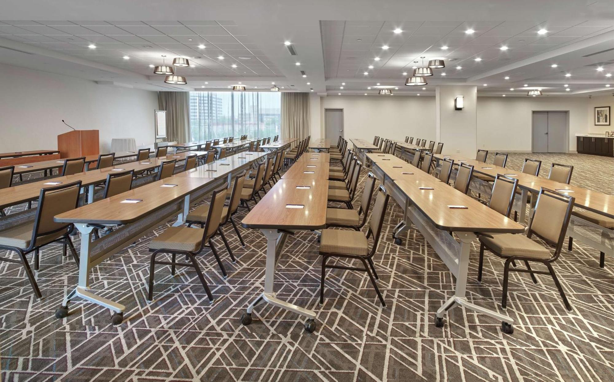 Отель Doubletree By Hilton Edmonton Downtown Экстерьер фото
