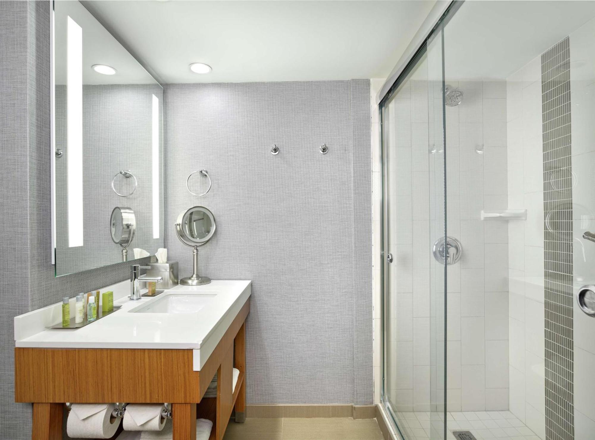 Отель Doubletree By Hilton Edmonton Downtown Экстерьер фото