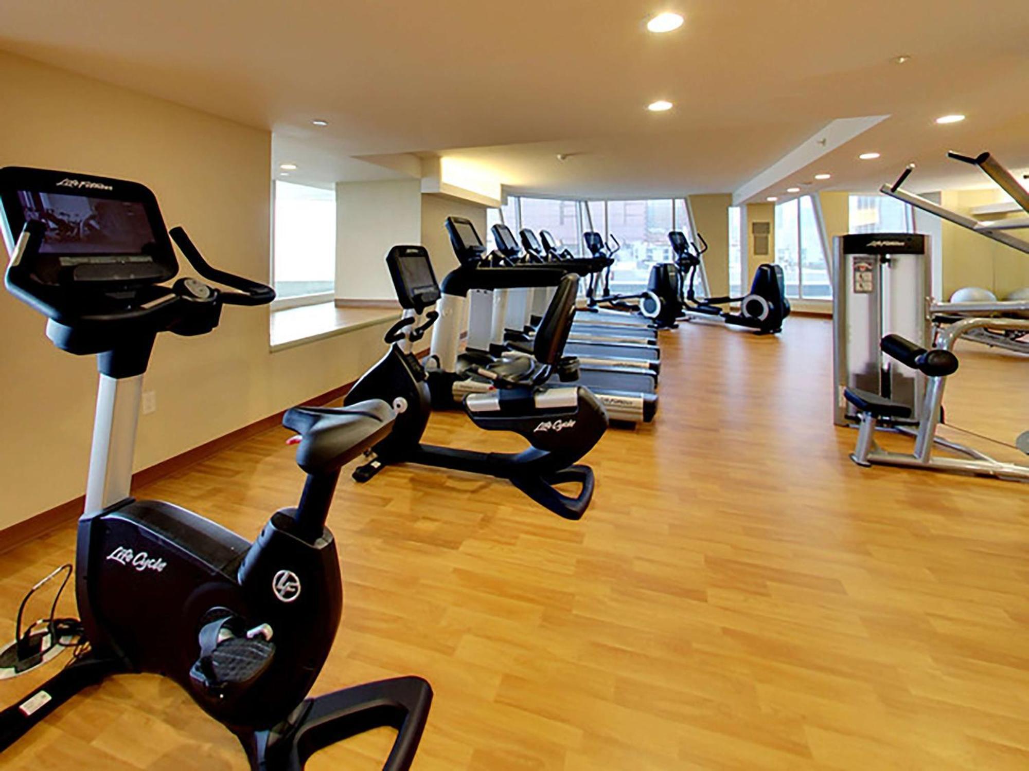 Отель Doubletree By Hilton Edmonton Downtown Экстерьер фото