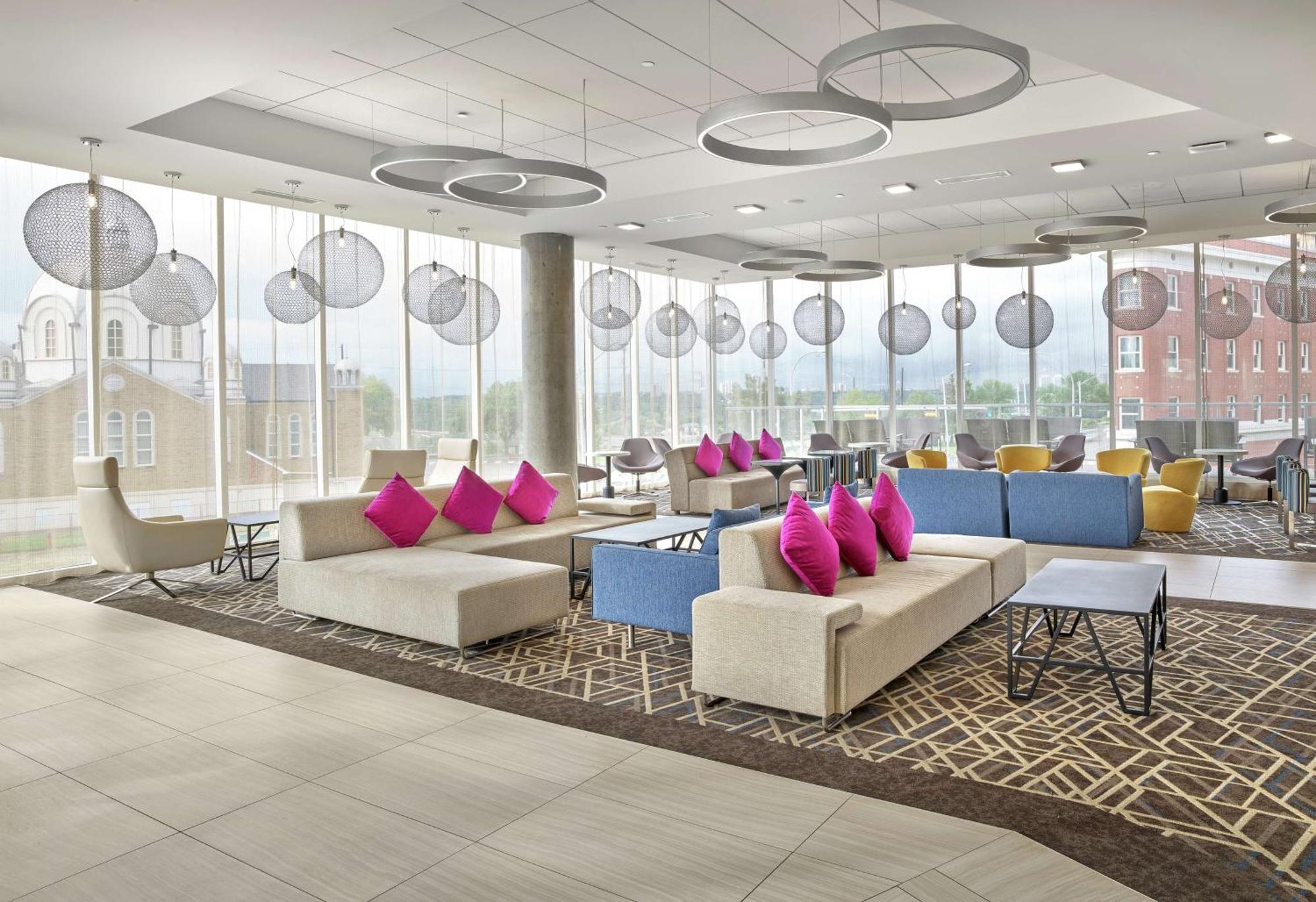 Отель Doubletree By Hilton Edmonton Downtown Экстерьер фото