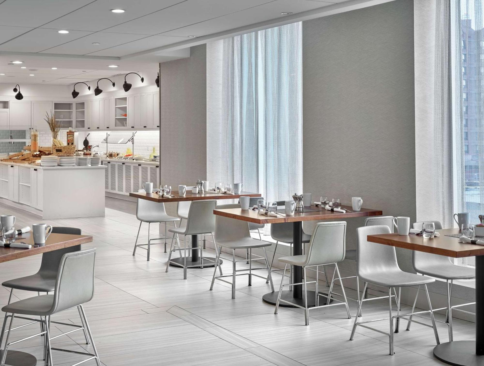Отель Doubletree By Hilton Edmonton Downtown Экстерьер фото