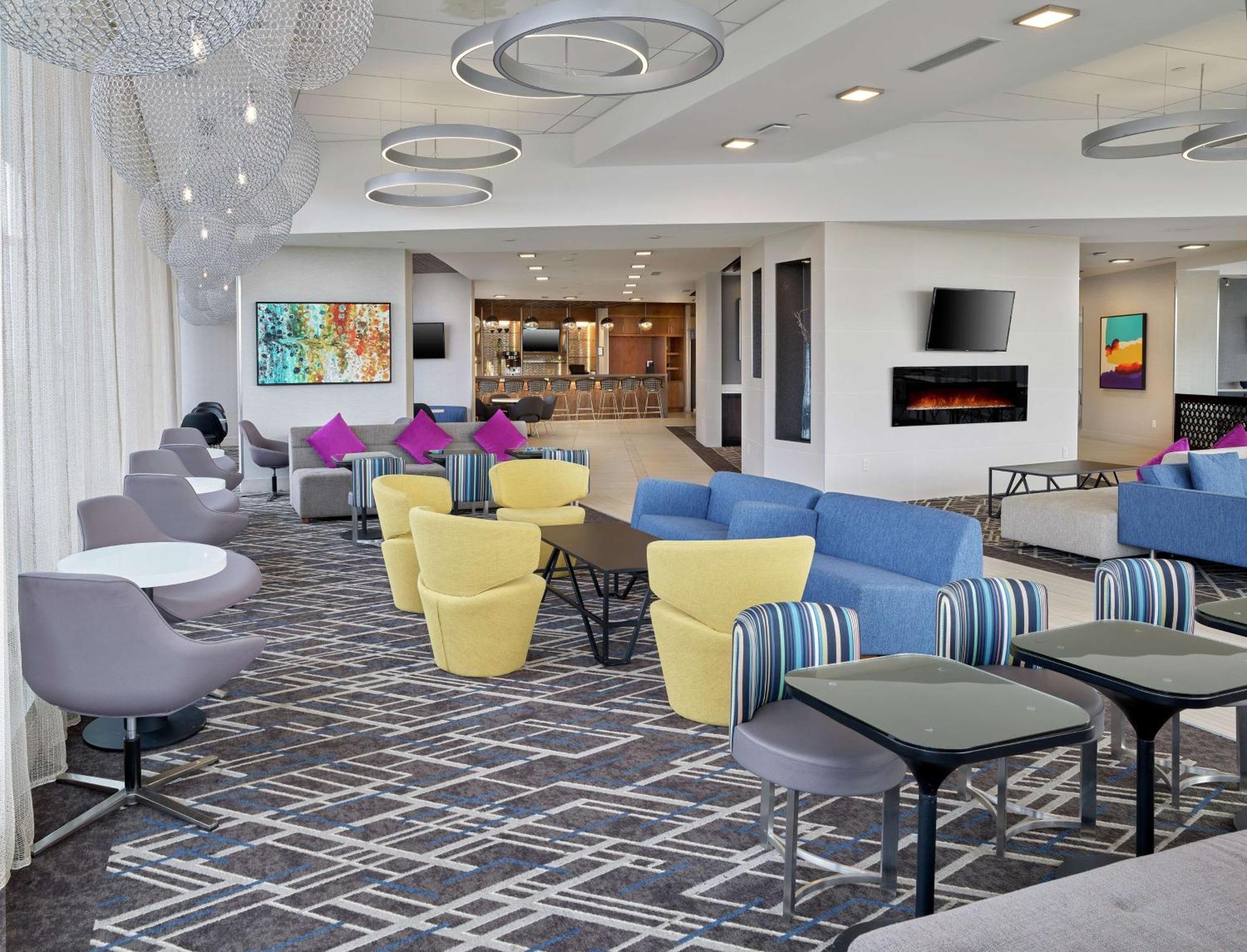 Отель Doubletree By Hilton Edmonton Downtown Экстерьер фото