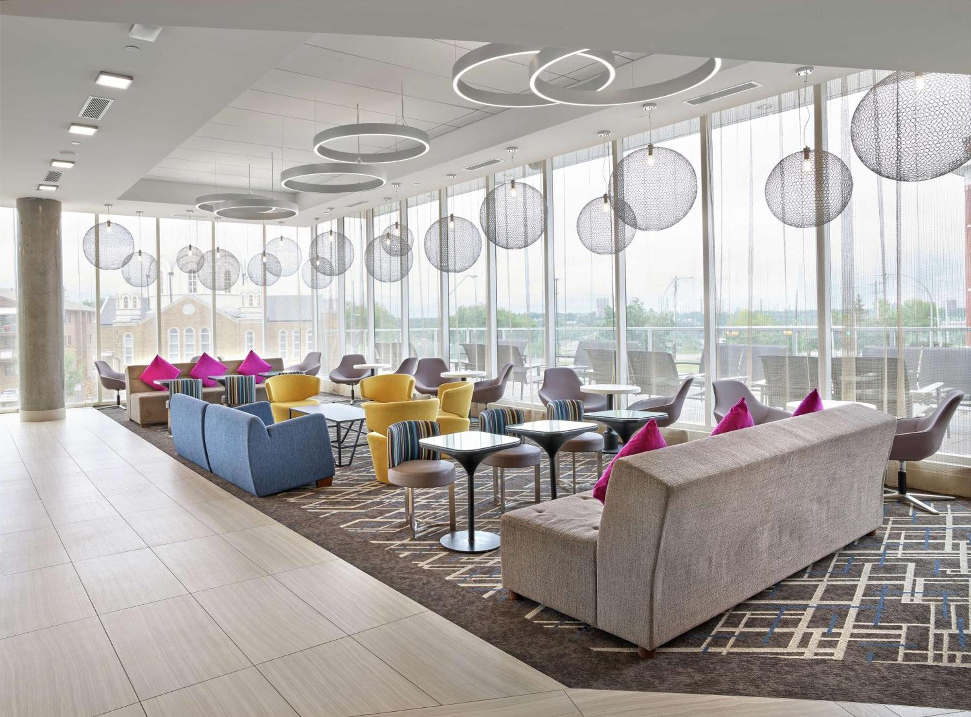 Отель Doubletree By Hilton Edmonton Downtown Экстерьер фото