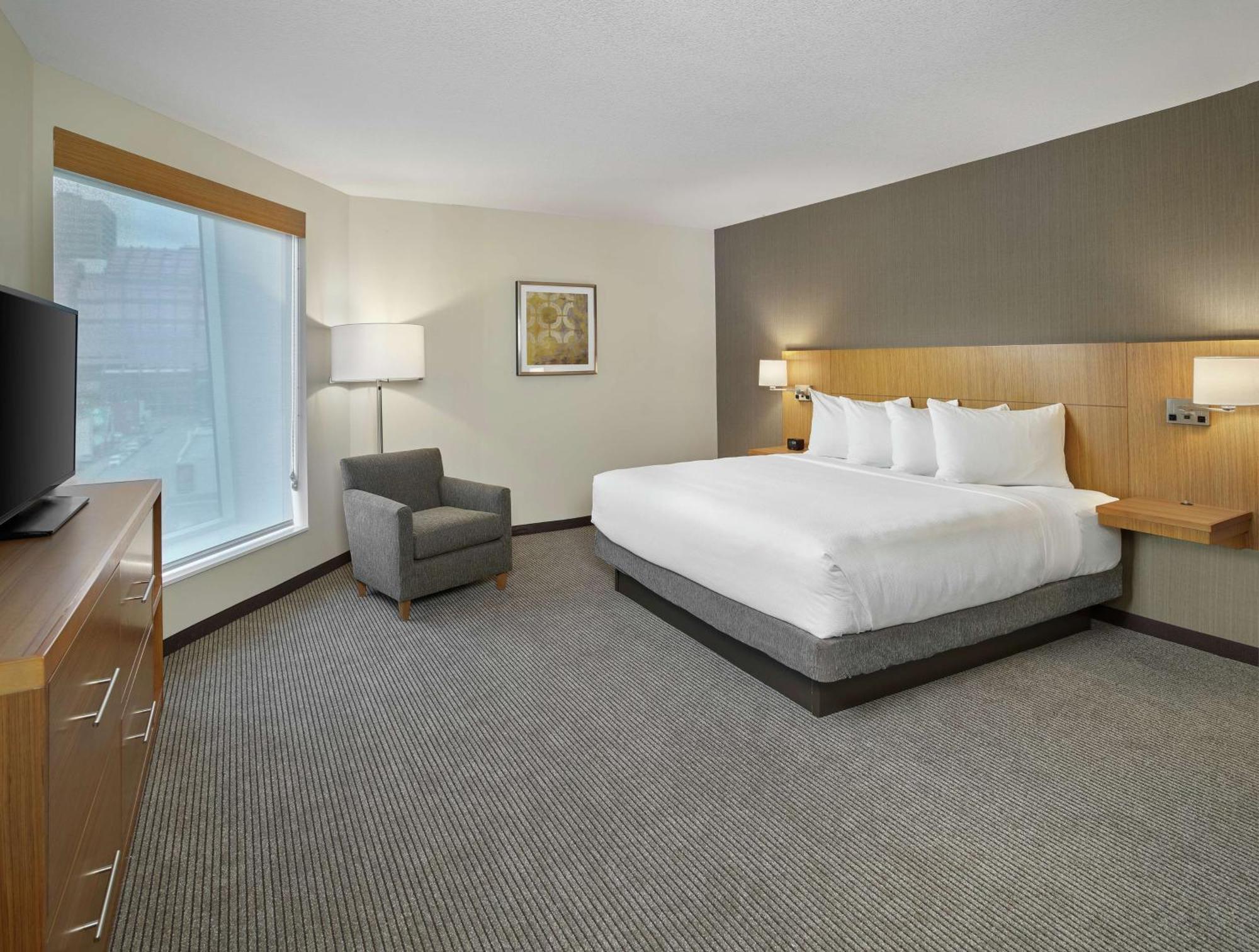 Отель Doubletree By Hilton Edmonton Downtown Экстерьер фото