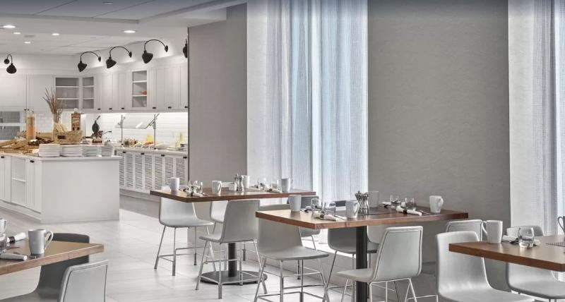Отель Doubletree By Hilton Edmonton Downtown Экстерьер фото