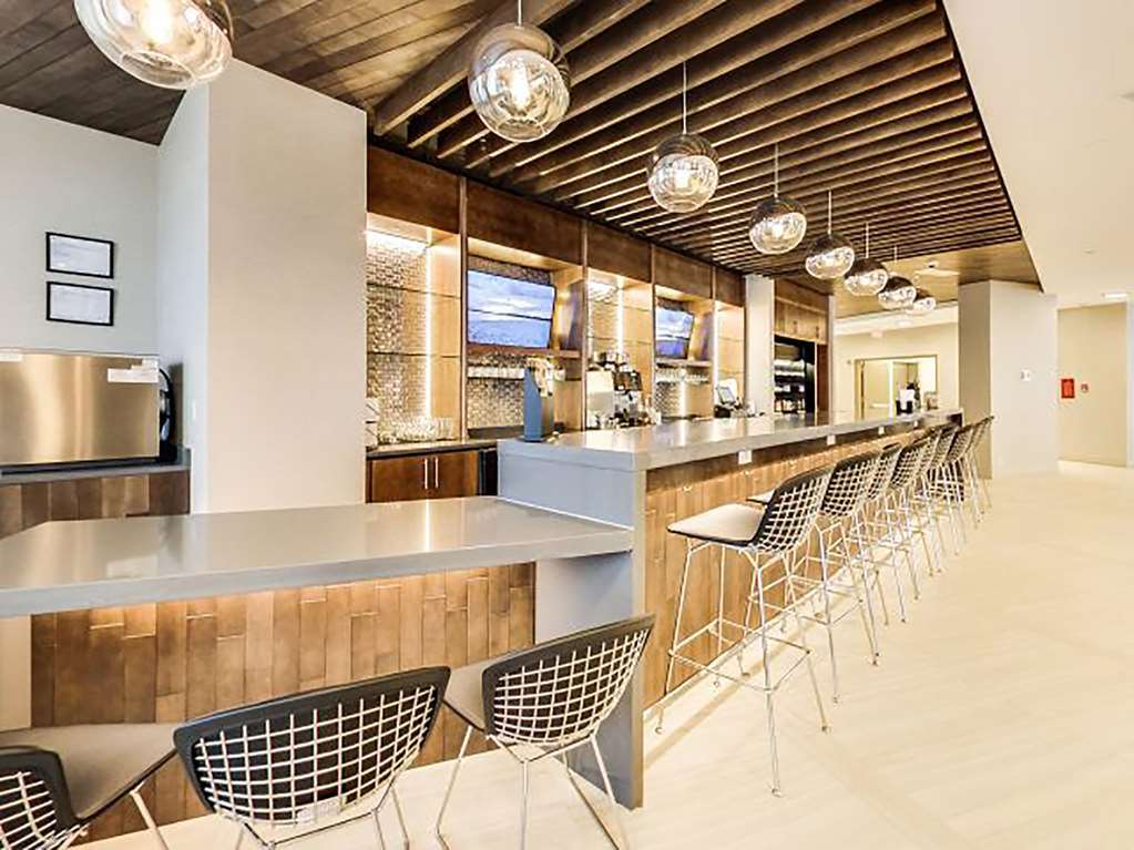 Отель Doubletree By Hilton Edmonton Downtown Ресторан фото